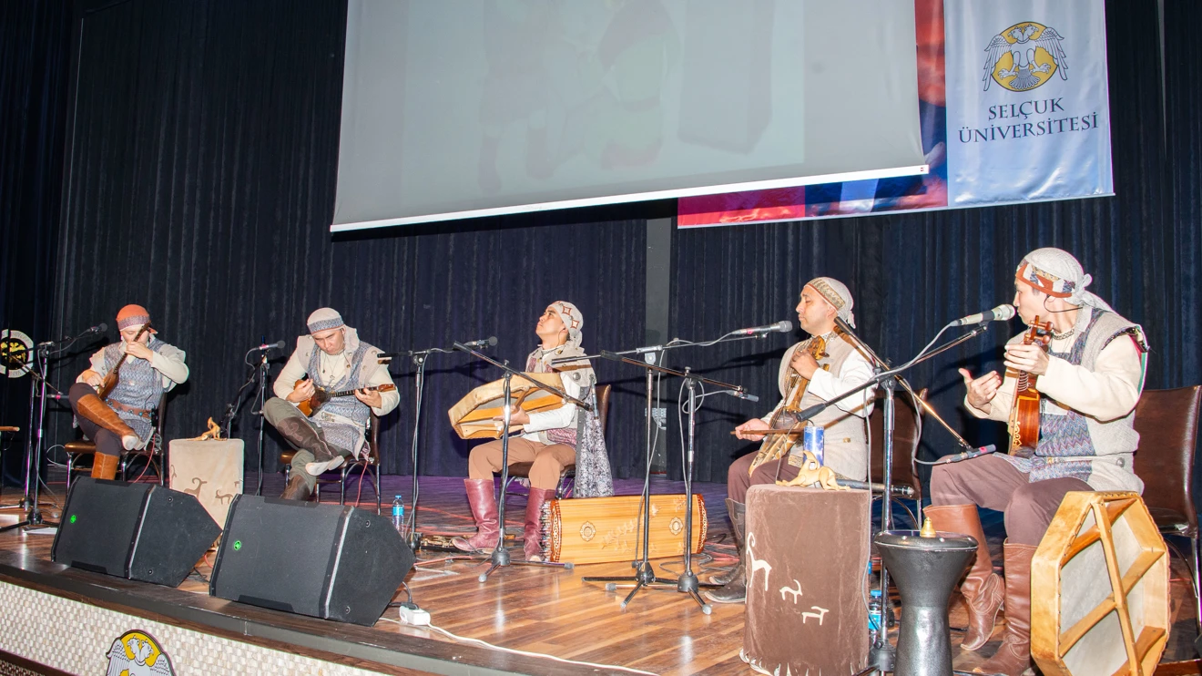 Ünlü Kazak müzik grubu Turan, Selçuk Üniversitesinde konser verdi